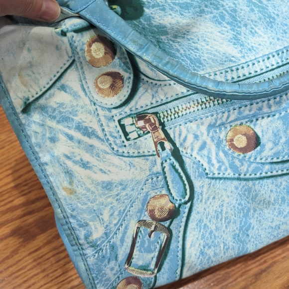 Cool unique faux denim printed shoulder bag w/ gold zipper. 10" H x 14"W x 6" D - Picture 11 of 11